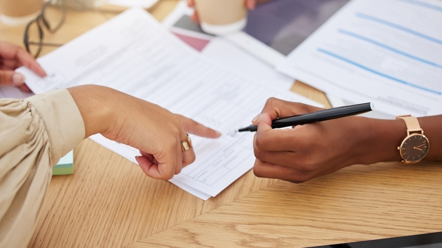 indicación, escritura y firma de documentos para su consentimiento