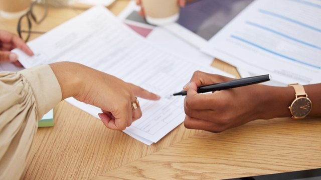 indicación, escritura y firma de documentos para su consentimiento