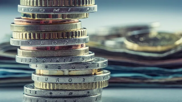 pila de monedas de euro sobre una mesa