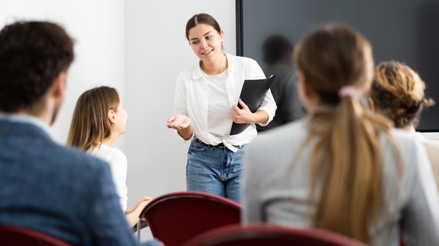 profesora ELE dando una clase de español a un grupo de estudiantes extranjeros