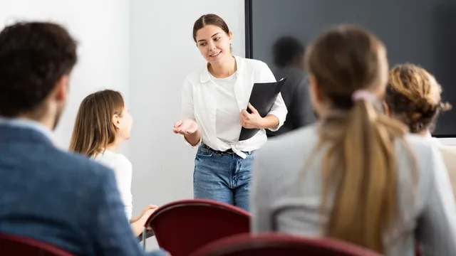 profesora ELE dando una clase de español a un grupo de estudiantes extranjeros