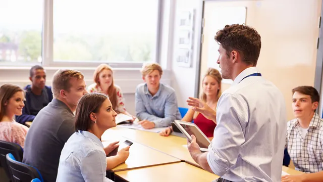 profesor de universidad reunido en una clase con sus alumnos