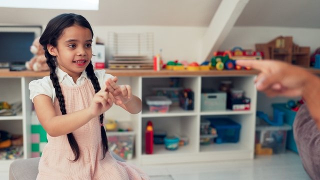 niña realizando una práctica verbal para un trastorno fonológico