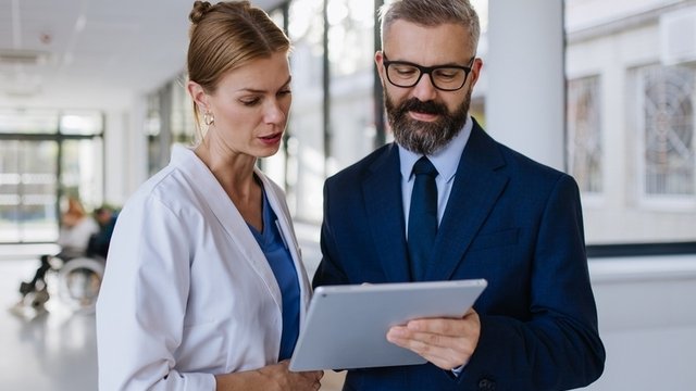 consultor farmacéutico hablando con personal de hospital