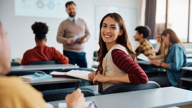 estudiante universitaria en el aula mirando a una cámara