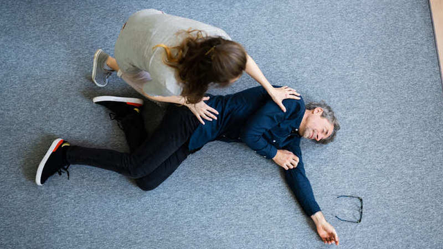 persona desmayada por tener una crisis de ausencia