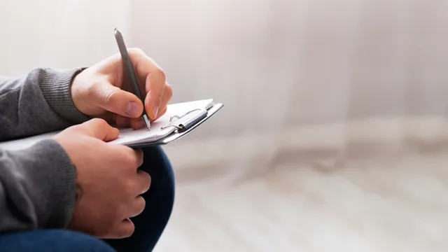 psicólogo tomando apuntes en un bloc de notas