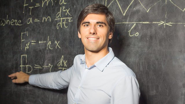 profesor mostrando unas fórmulas en la pizarra