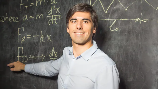 profesor mostrando unas fórmulas en la pizarra
