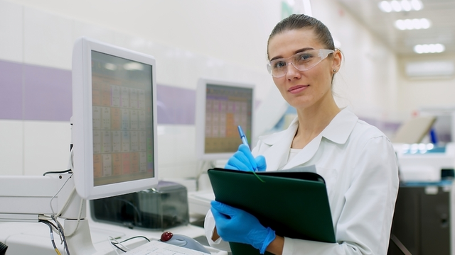 t&eacute;cnica de laboratorio que controla el funcionamiento de un dispositivo en un laboratorio cient&iacute;fico