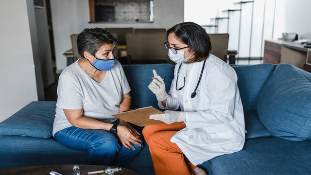 cuánto gana un médico