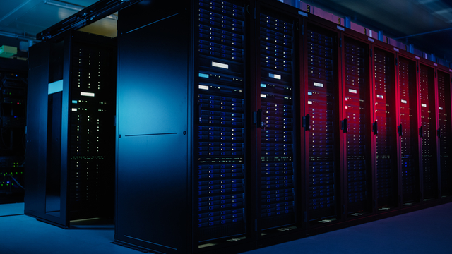 data center con varias filas de racks de servidores operativos
