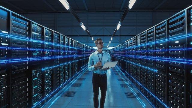 jefe de tecnología paseando para un data warehouse
