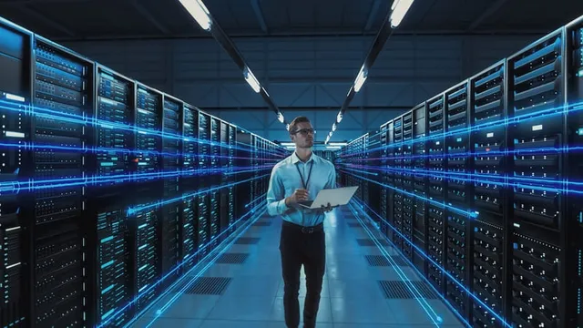 jefe de tecnología paseando para un data warehouse