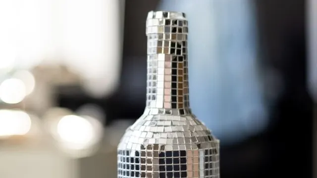 imagen de una botella con decoración DIY