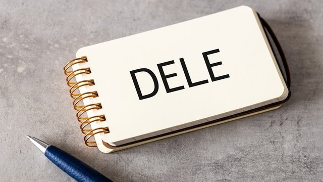 palabra “DELE” escrita en la hoja de un cuaderno