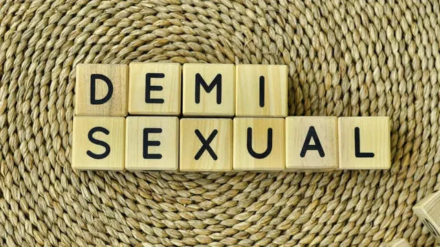 imagen de cubos de madera con la palabra demisexualidad