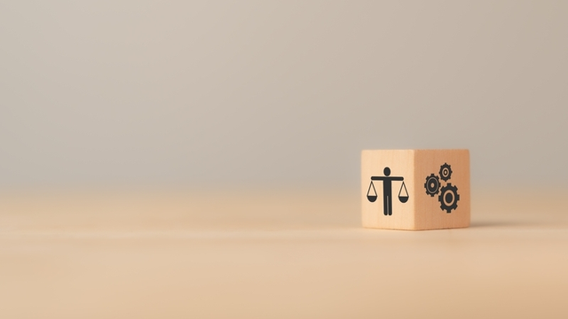 dado de madera con iconos de pensar y balanza