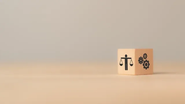 dado de madera con iconos de pensar y balanza