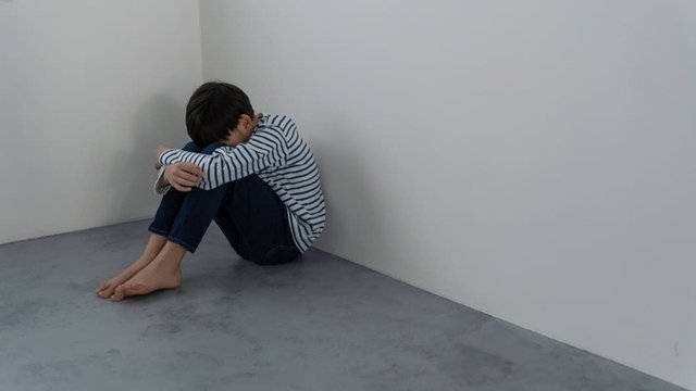 imagen de un niño con depresión