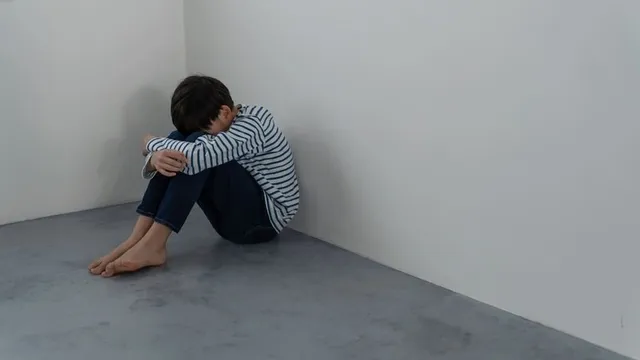 imagen de un niño con depresión