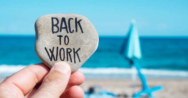 imagen de a playa y una nota que pone vuelta al trabajo