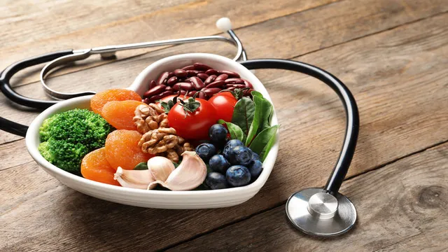 alimentos sanos dentro de un plato en forma de corazón