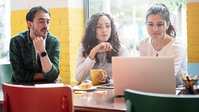 estudiantes de FP haciendo una práctica de grupo