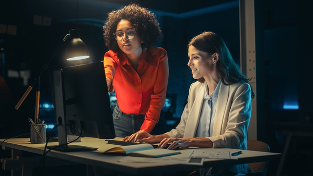 directora de arte y dise&ntilde;adora gr&aacute;fica trabajando juntas en un proyecto