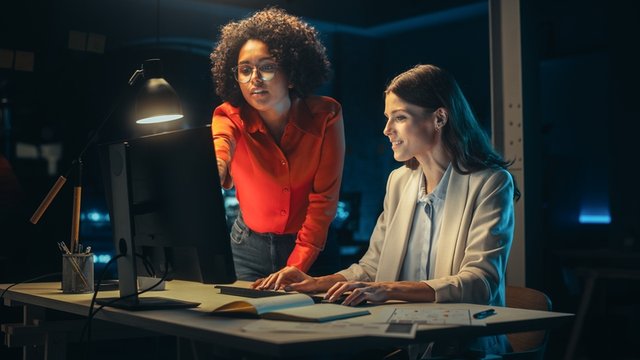 directora de arte y diseñadora gráfica trabajando juntas en un proyecto