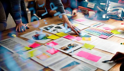 director de Marketing mostrando sus ideas sobre un proyecto de marketing