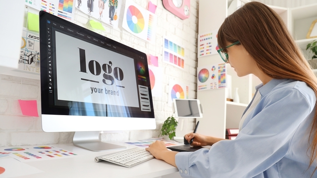 diseñadora de fondos trabaja en una oficina con un ordenador y una tablet