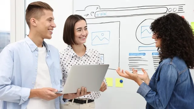 un equipo de tres personas desarrolla un diseño de la interfaz de usuario