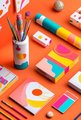 elementos de diseño sobre fondo naranja