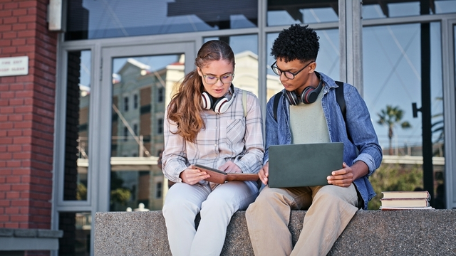 Libros al aire libre, o estudiantes que estudian para el aprendizaje, futuro o proyecto de evaluaci&oacute;n en el campus universitario. Informaci&oacute;n, personas acad&eacute;micas o estudiantes con investigaci&oacute;n en l&iacute;nea para la escuela, la educaci&oacute;n o la beca