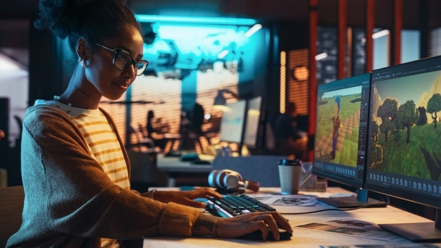 dise&ntilde;adora de videojuegos creando niveles en un ordenador