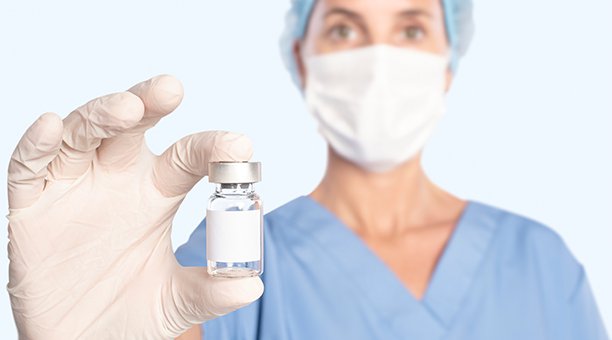 doctora-sosteniendo-una-botella-de-vacuna