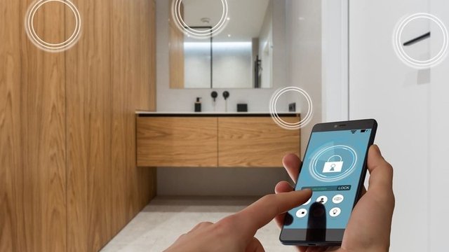 persona usando la domótica de su casa