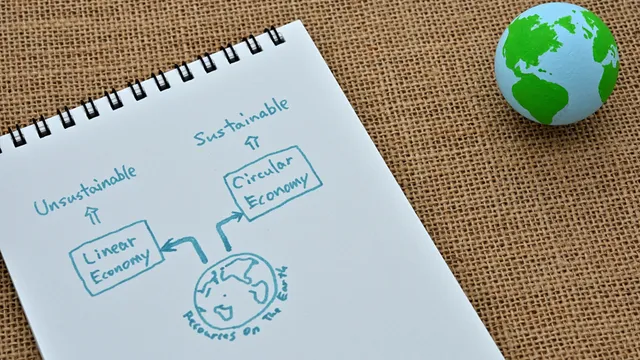 dibujo en una libreta que identifica las diferencias entre la economía lineal y la economía circular