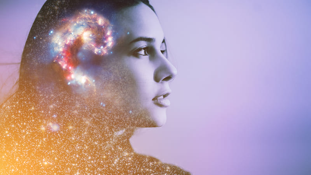 estudiante joven con una representaci&oacute;n del universo dentro de la cabeza