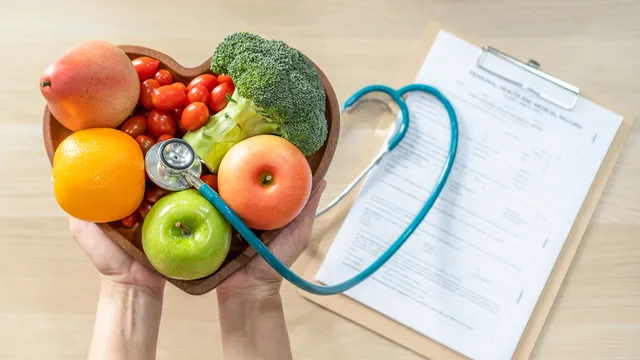 alimentos saludables en un plato