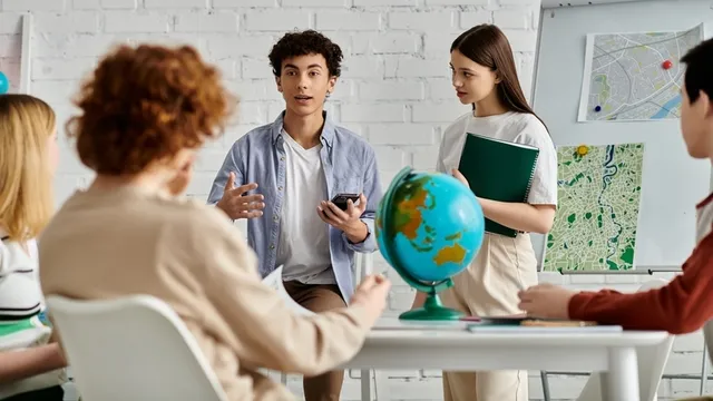 estudiantes participan en una actividad de clase