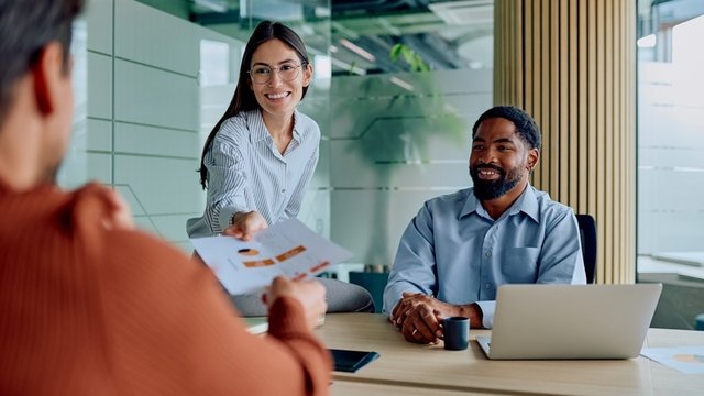 varios profesionales comparten informes y estrategias de planificación en una oficina moderna