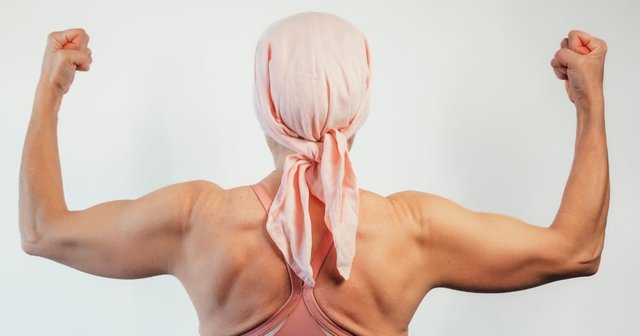 mujer con cáncer haciendo ejercicio