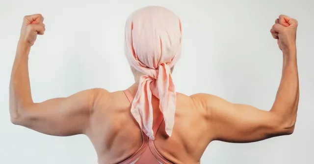 mujer con cáncer haciendo ejercicio