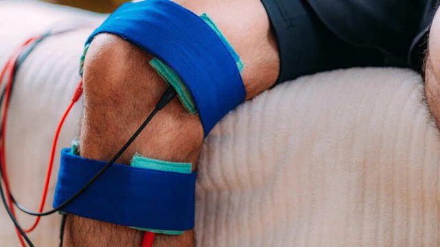 imagen de un paciente recibiendo electroterapia en una sesión de fisioterapia