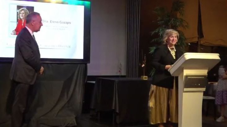 La rectora Elena Gazapo recibe el galardón al Compromiso Docente