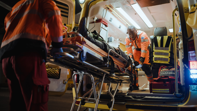 personal de emergencias en una ambulancia