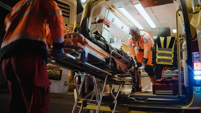 personal de emergencias en una ambulancia