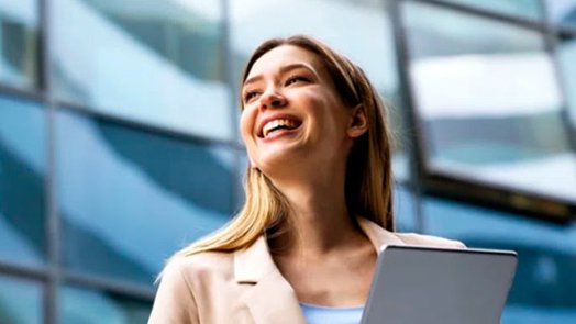 Chica sonriente con tablet en la mano